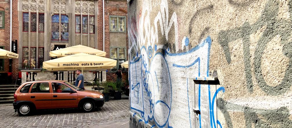 Dziś uliczni artyści są co raz śmielsi i ze swoją sztuką dosłownie wchodzą turystom w... obiektyw.  