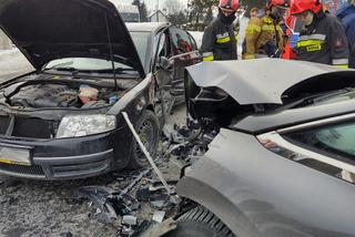 Potężna KRAKSA na ulicy Nawojowskiej w Nowym Sączu. Dwie osoby trafiły do szpitala