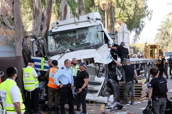 Ciężarówka wjechała w przystanek. Hamas przyznaje się do ataku 