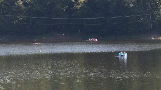 To najpiękniejsze jezioro na Dolnym Śląsku. Otoczone jest wzgórzami i lasami
