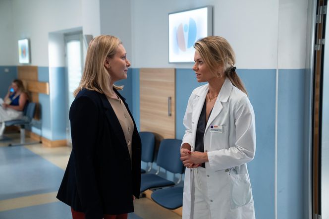 Na dobre i na złe odc. 969. Agata (Emilia Komarnicka), Basia (Katarzyna Anzorge) - dyrektorka domu dziecka