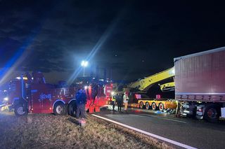 Śmiertelny wypadek na A1 pod Zgierzem. Zderzyły się trzy pojazdy, w tym dwa tiry [ZDJĘCIA].