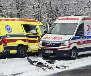 Zderzenie karetki pogotowia z samochodem dostawczym pod Warszawą. Ambulans zjechał na przeciwległy pas