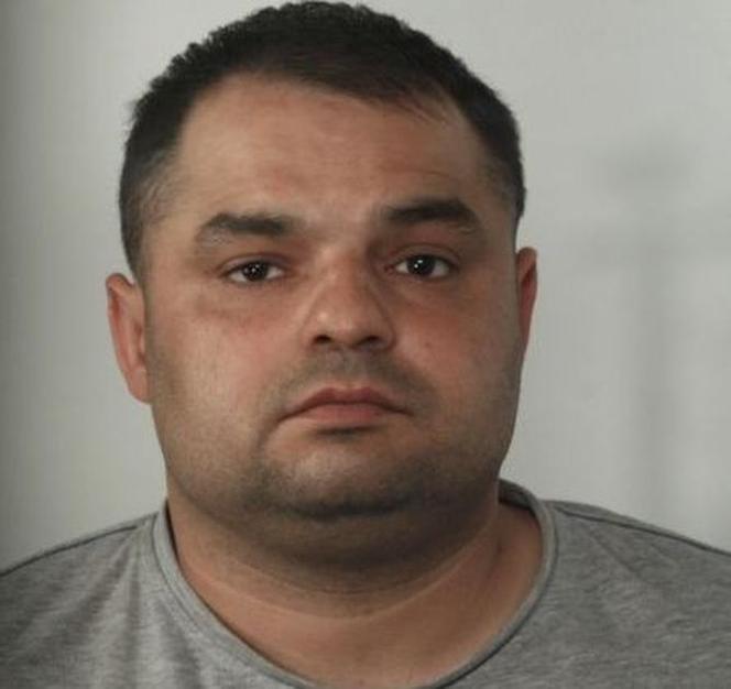 Krystian pędził swoim BMW. Zginął pieszy, a on uciekł. Policja z Aleksandrowa Kujawskiego poszukuje tego człowieka
