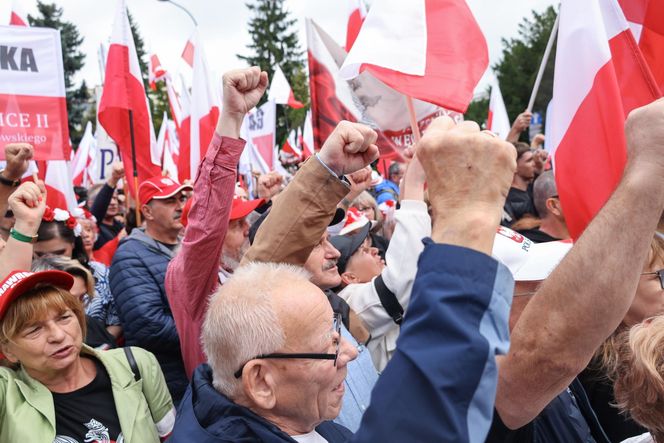 Banery na powitanie Nawrockiego 