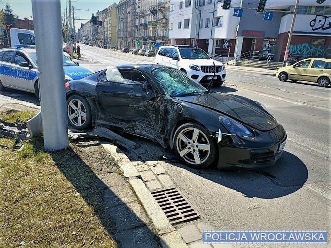 Porsche rozbiło się na latarni na ul. Trzebnickiej. Groźny wypadek we Wrocławiu 