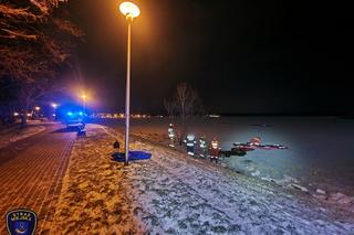 Strażacy z Tychów ruszyli na pomoc łabędziom na Jeziorze Paprocańskim [ZDJĘCIA]