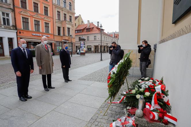 Święto Flagi i Konstytucji 3 Maja w Toruniu. Tak wyglądały w czasach pandemii koronawirusa