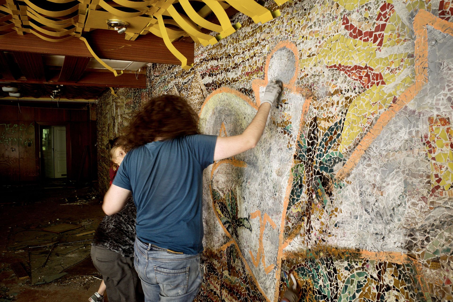 Czyszczenie mozaiki w Kiekrzu z bazgrołów