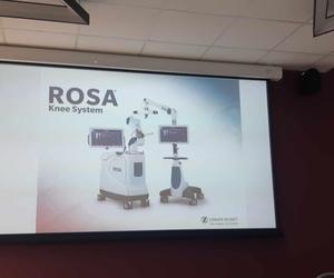 Robot ROSA pomaga w w operacjach w szpitalu w Krakowie. To przełom w ortopedii