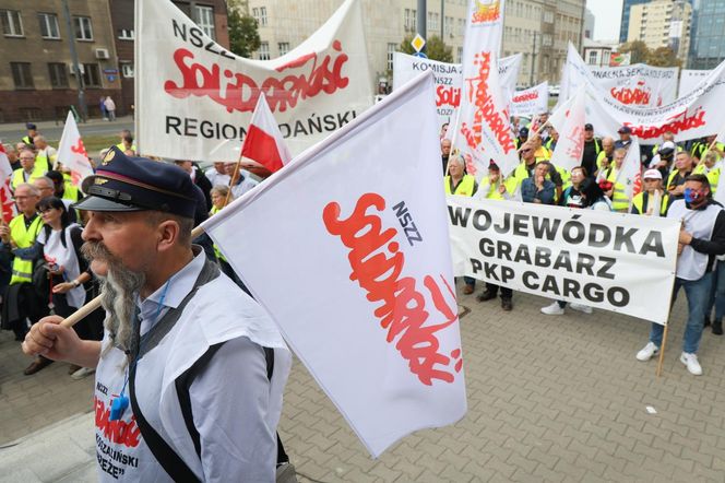 Protest związków zawodowych PKP Cargo i Poczty Polskiej w Warszawie