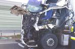 Zderzenie ciężarówek na S8. Kierowca zakleszczony w kabinie