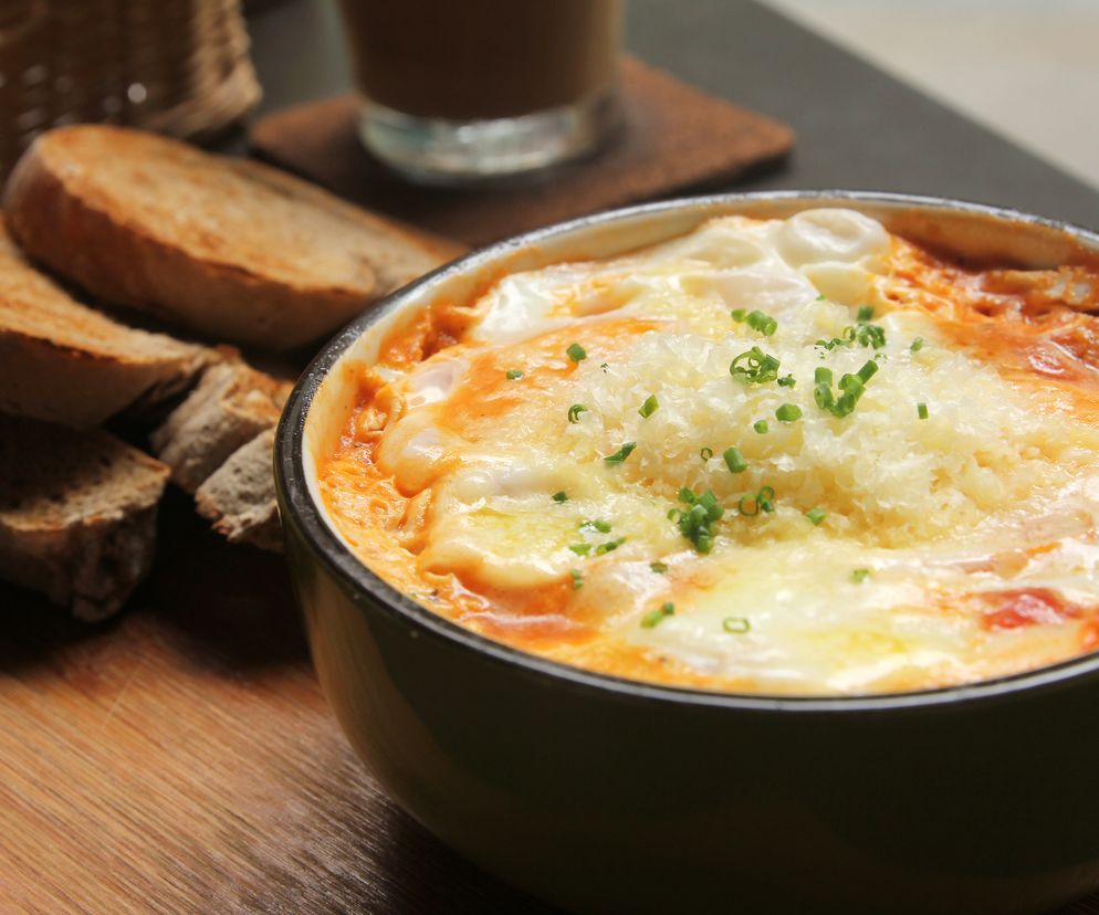 Jajka zapiekane z żóltym serem