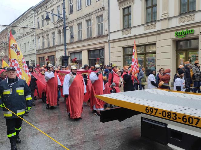 Kolorowy Orszak Trzech Króli w Łodzi. W centrum miasta pojawiło się mnóstwo osób [ZDJĘCIA]