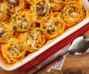 Makaronowe gniazda nadziewane mięsem w sosie pomidorowym