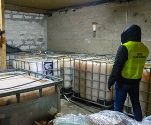 KAS zlikwidowała bimbrownię w gminie Mońki. 28-latek usłyszał zarzuty