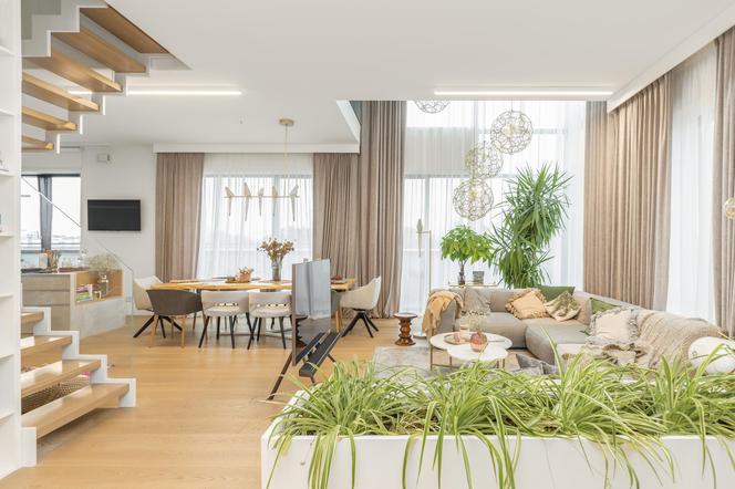 Przestronny apartament wypełniony bielą i drewnem. Nowoczesny styl w przytulnym wydaniu. 