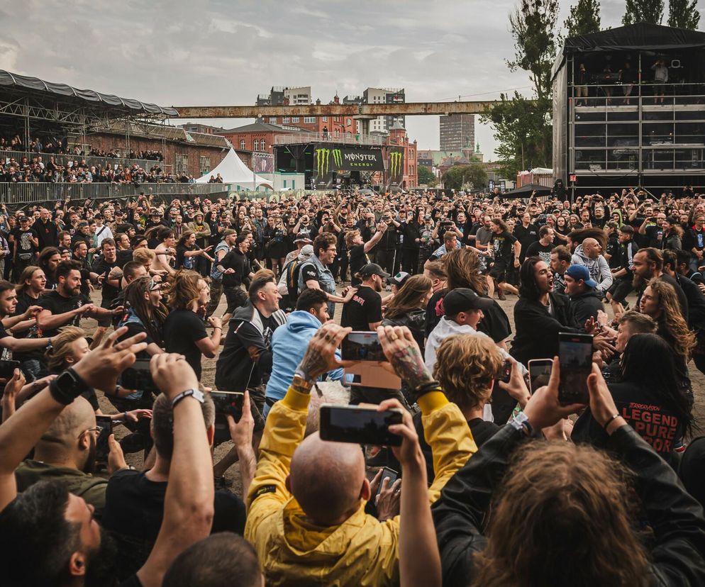 Pogo dziś jest już domeną koncertów hip-hopowych? Na AC/DC zakazy, na ostatnim występie Quebonafide publika ruszyła w tan!