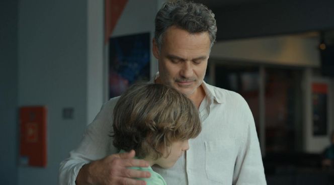 Barwy szczęścia. Grześ (Noah Culbreth), Karol (Jan Wieczorkowski)