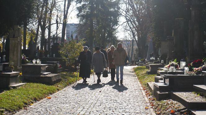 1 listopada na cmentarzu przy ul. Lipowej w Lublinie. Mieszkańcy odwiedzają groby swoich bliskich