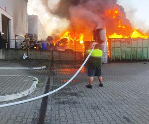 Pożar kontenerów z plastikam w Tychach