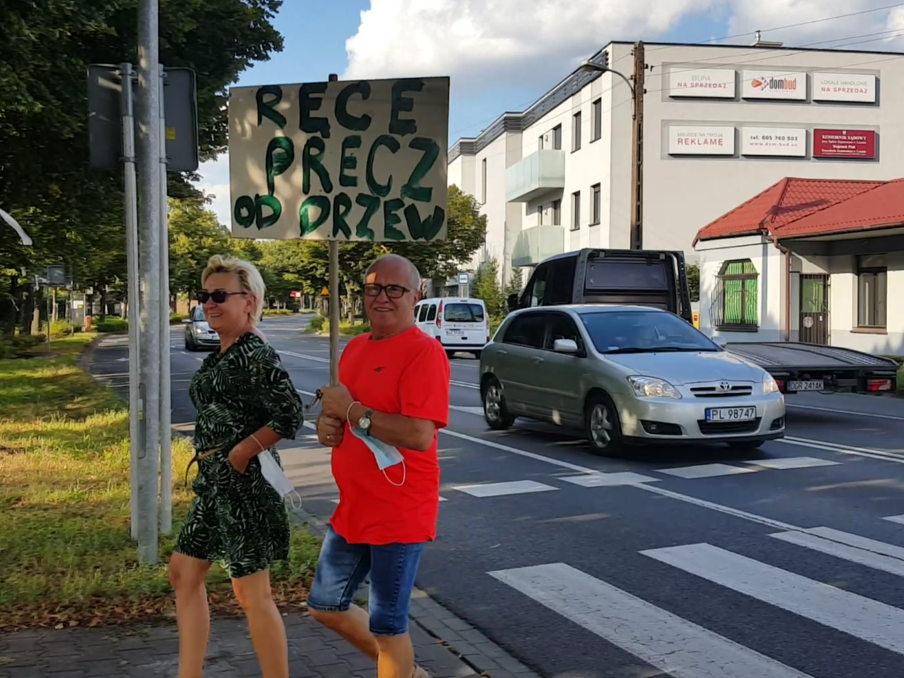 Gorąca dyskusja na ulicy Fabrycznej. W cieniu drzew planowanych do wycięcia [AUDIO/VIDEO]