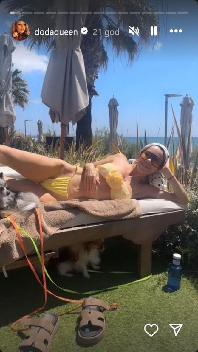 Doda w skąpym kostiumie prezentuje swoje wdzięki. Co za figura!