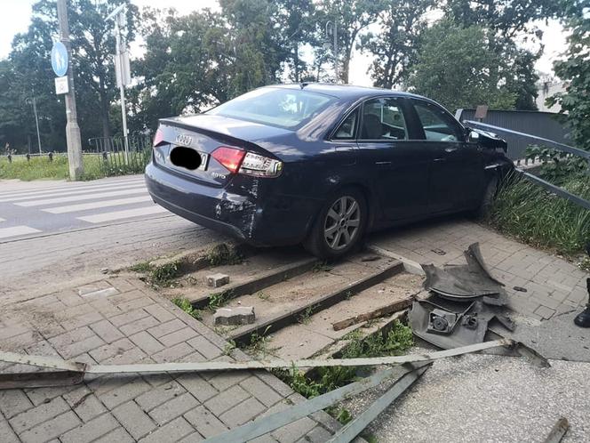 Samochód osobowy staranował barierki na Broniewskiego w Bydgoszczy