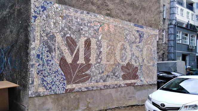 Mozaika "Miłość" na podwórku w centrum Szczecina