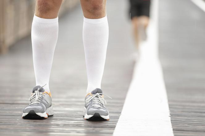 Opaski i skarpetki kompresyjne dla biegaczy - kiedy warto je nosić?