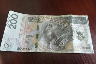 Uwaga! Do obiegu trafiły FAŁSZYWE banknoty! Policja OSTRZEGA