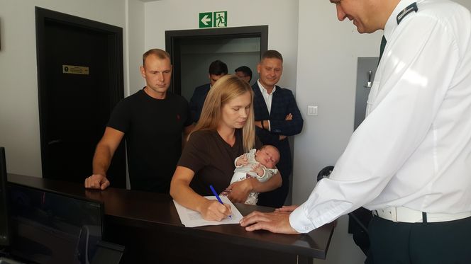 Funkcjonariusze ITD pomogli Wandzie bezpiecznie przyjść na świat. Mają nadzieję, że kiedyś przyjdzie na służbę
