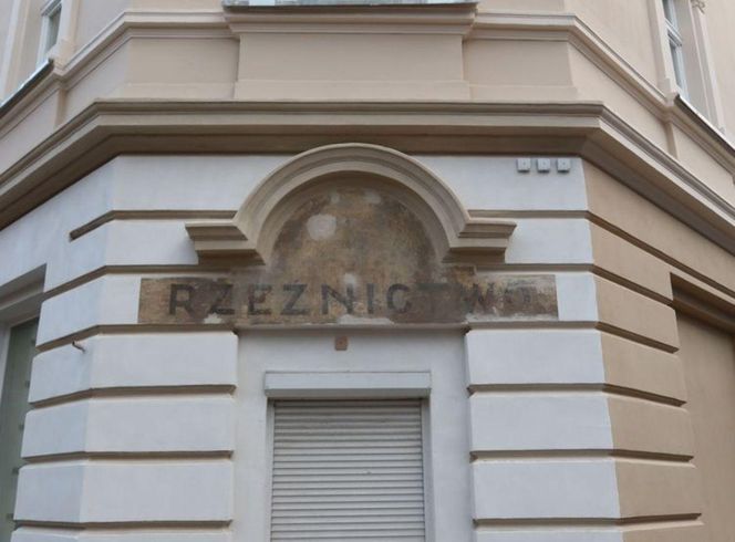 Podczas remontu odkryto niedwuznaczny napis sprzed 100 lat. Mówi wprost o tym, działo się w kamienicy w międzywojniu