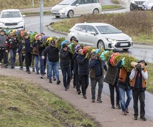 W Gdańsku stanęła 20-metrowa palma wielkanocna