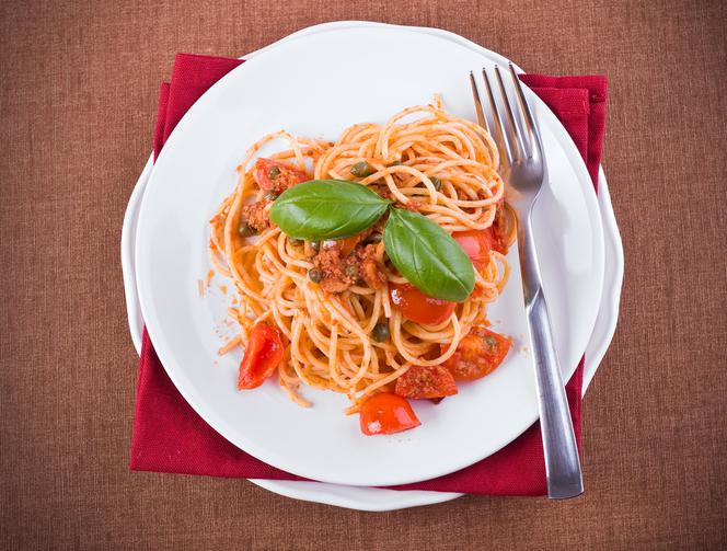 Oszczędne spaghetti z wędzonymi szprotkami