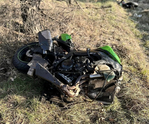 Doszło do wypadku z udziałem motocyklisty. Niestety, dzień później zmarł w szpitalu