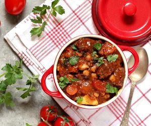 Ten przepis zdradził mi gruziński kucharz. Gulasz czaszuszuli zachwyca smakiem i aromatem 