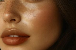 Jesienny makijaż w kolorze cynamonu