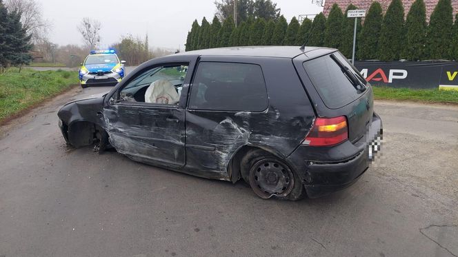 Rozwalił autem ogrodzenie i budynek. Młody kierowca jechał za szybko