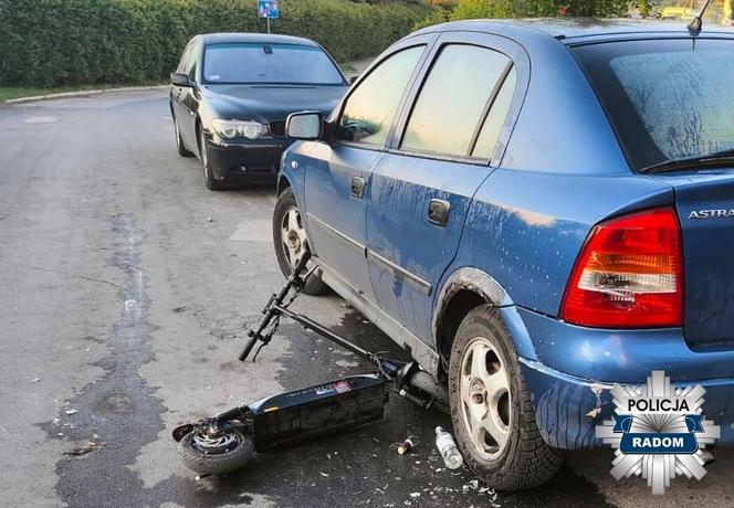 Radom: Pijani wjechali hulajnogą w auto! Na jezdni zostały potłuczone butelki