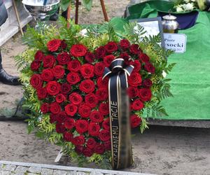 Wzruszający pogrzeb gwiazdy serialu „Czterej pancerni i pies”! Grób tonął w kwiatach 