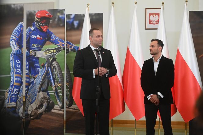 Prezydent RP Karol Nawrocki oraz indywidualny i drużynowy mistrz świata na żużlu Bartosz Zmarzlik