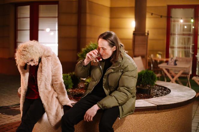 Na Wspólnej odc. 3257 - opis, streszczenie: Emil organizuje dla Ziębów i Wójcików imprezę pożegnalną