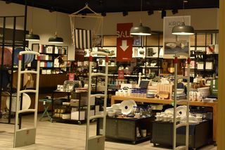 Szwedzka marka wnętrzarska zamyka sklepy. Polacy uwielbiają kupować tam kubeczki, garnki i świąteczne gadżety