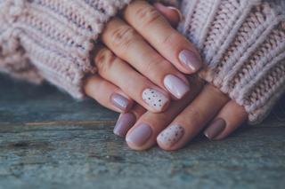 Trendy w manicure na jesień 2024. Jakie wzory na paznokciach będą modne?