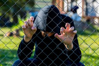 Brutalny atak w szkole pod Wrocławiem! 14-latek rozebrany przez rówieśników
