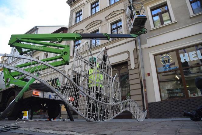 Bydgoszcz szykuje się na święta. Trwa dekorowanie miasta