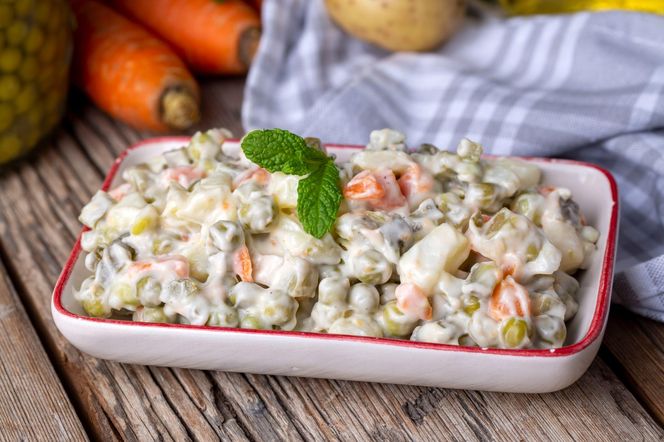 Sałatka jarzynowa Magdy Gessler – przepis, który wynosi klasykę na wyższy poziom