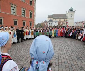 Wspólne śpiewanie hymnu w Warszawie