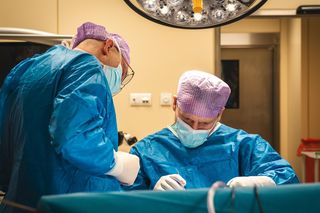 Sukces lekarzy! Wszczepili pacjentowi zastawkę w głowę